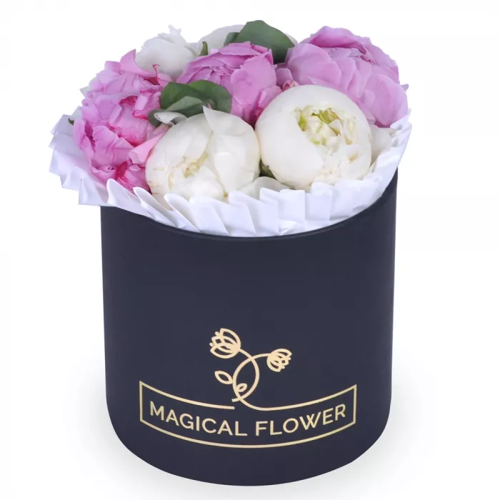 Букет из 7 разноцветных пионов с эвкалиптом в черной шляпной коробке