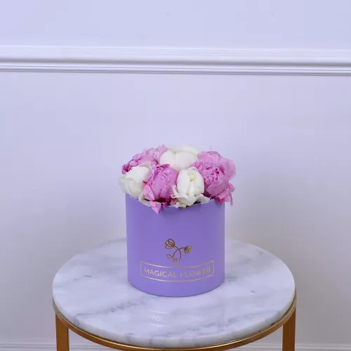 Букет из 9 разноцветных пионов в фиолетовой шляпной коробке