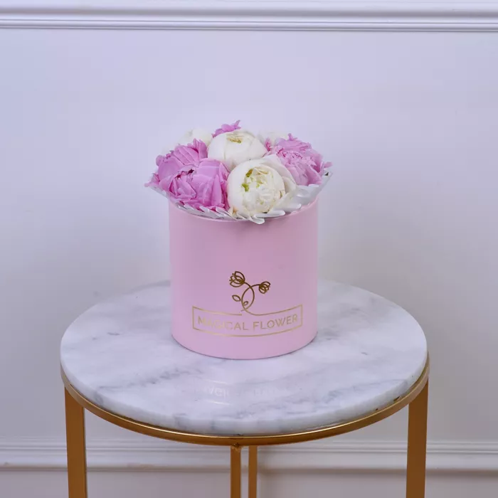 Букет из 7 разноцветных пионов в розовой шляпной коробке