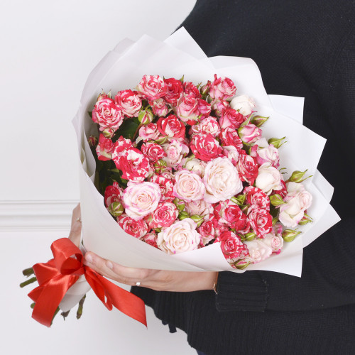 11 бело-розовых кустовых роз 50 см
