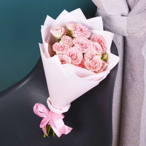 Букет из 5 розовых кустовых роз 50 см