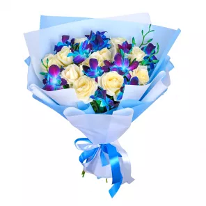 Букет из синих орхидей и белых роз
