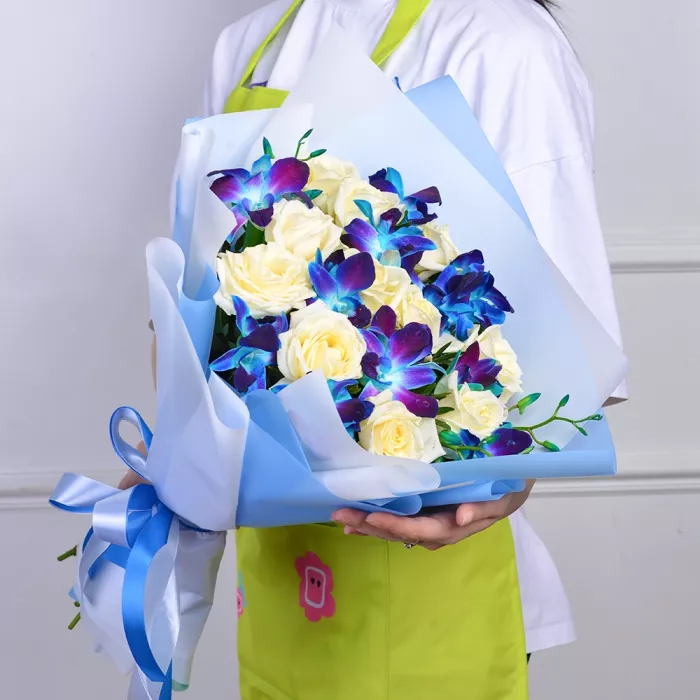 Букет из синих орхидей и белых роз