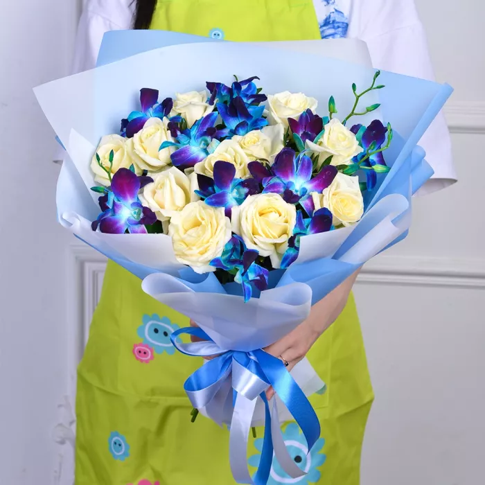 Букет из синих орхидей и белых роз