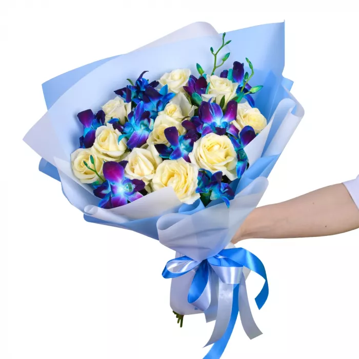 Букет из синих орхидей и белых роз