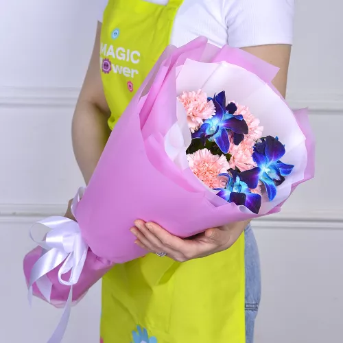 Букет из синих орхидей и гвоздик 