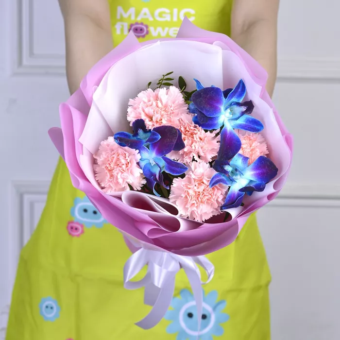 Букет из синих орхидей и гвоздик