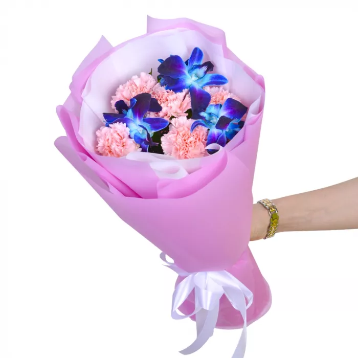 Букет из синих орхидей и гвоздик