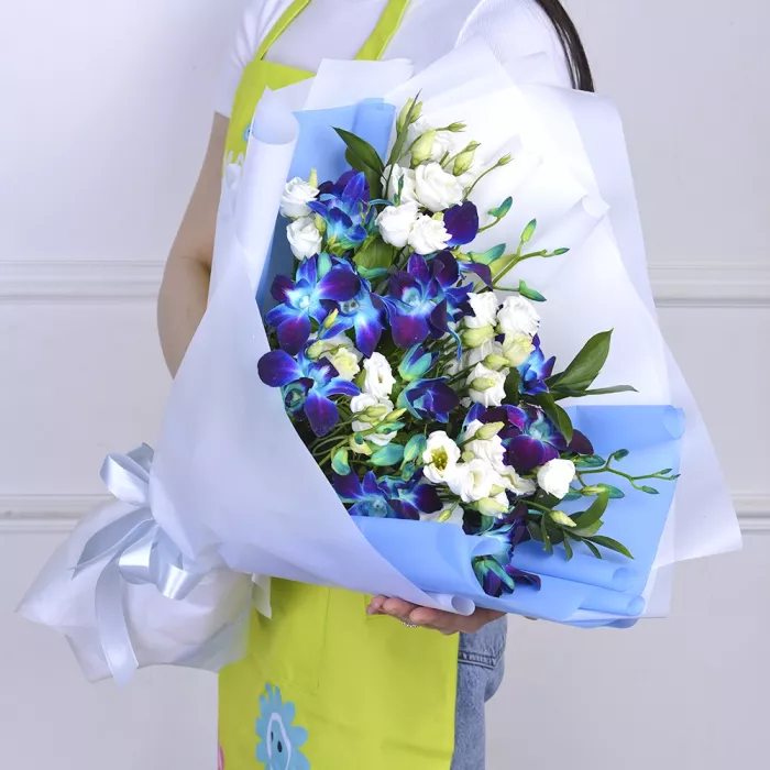 Букет из синих орхидей и эустомы