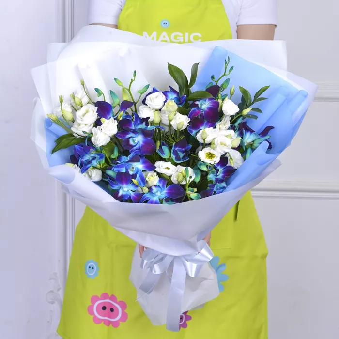 Букет из синих орхидей и эустомы