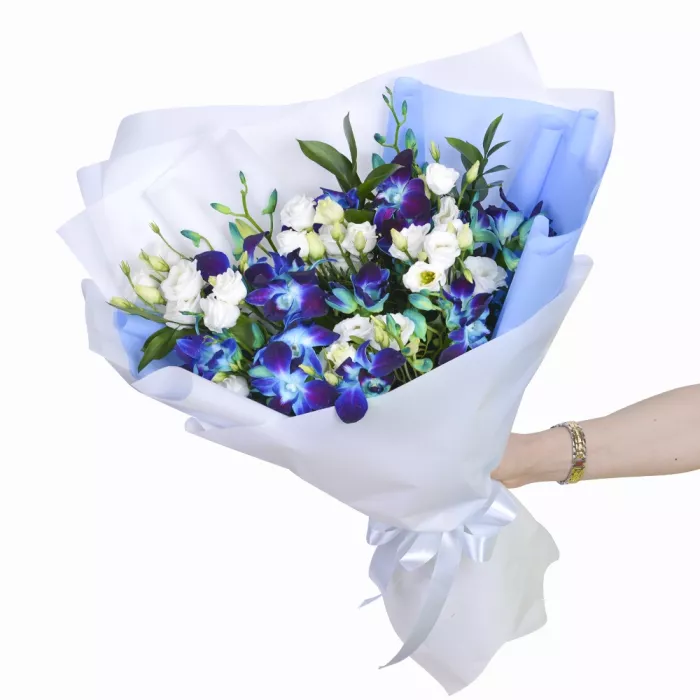 Букет из синих орхидей и эустомы