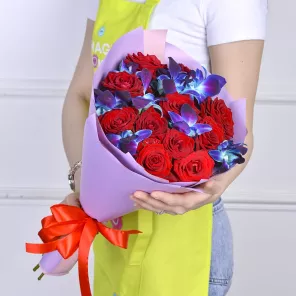 Букет из синих орхидей и красных роз
