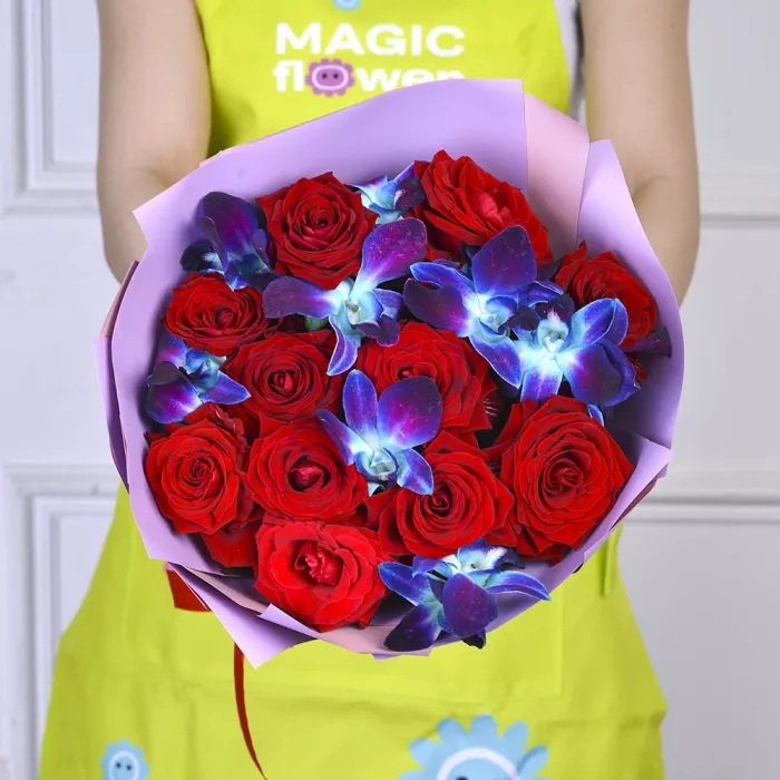 Букет из синих орхидей и красных роз