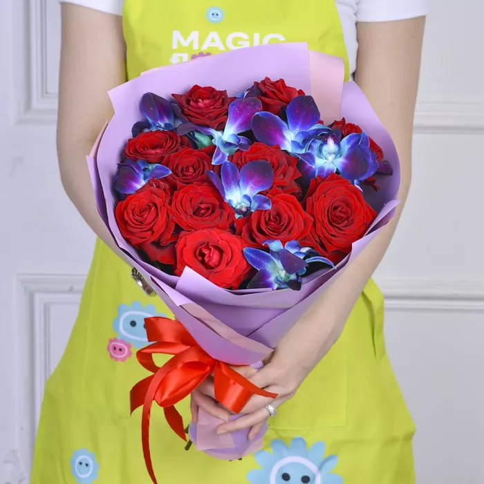 Букет из синих орхидей и красных роз