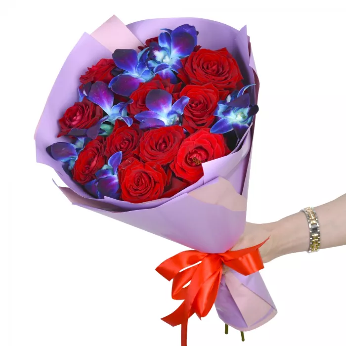 Букет из синих орхидей и красных роз