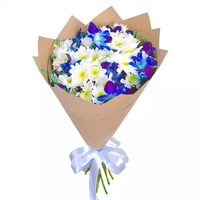 Букет из синих орхидей и хризантем