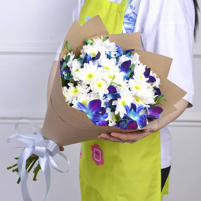 Букет из синих орхидей и хризантем