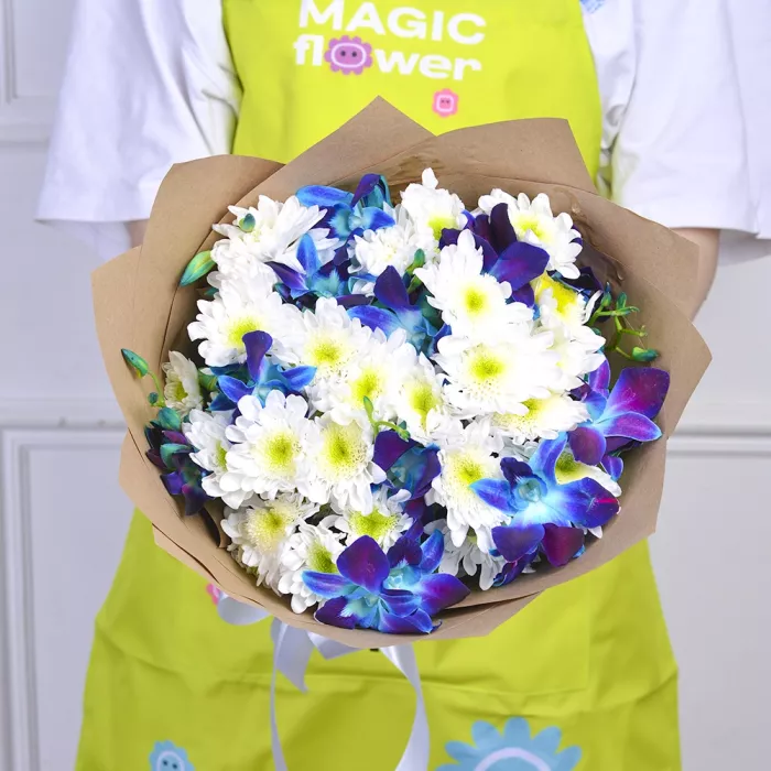 Букет из синих орхидей и хризантем