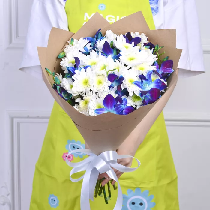 Букет из синих орхидей и хризантем