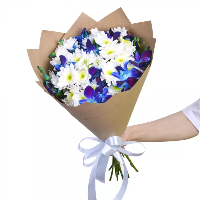 Букет из синих орхидей и хризантем