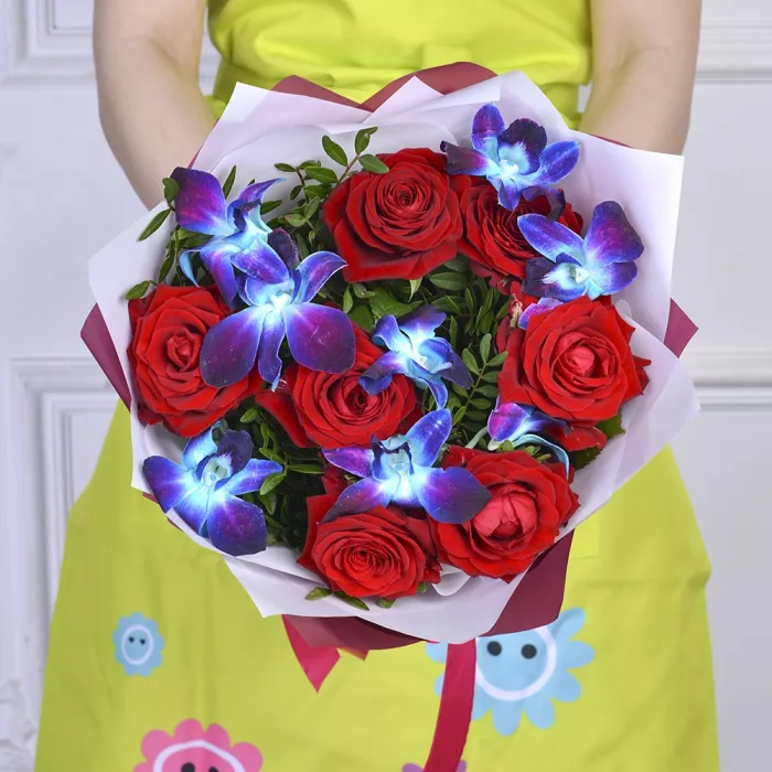 Букет из синих орхидей и красных роз «Пламя и лед»