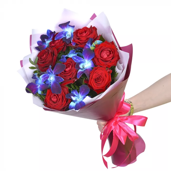 Букет из синих орхидей и красных роз «Пламя и лед»