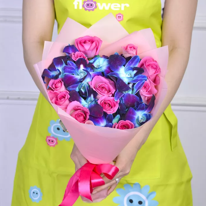 Букет из синих орхидей и розовых роз «Сансет»