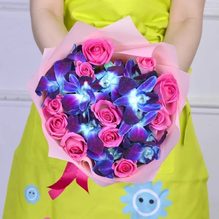 Букет из синих орхидей и розовых роз «Сансет»