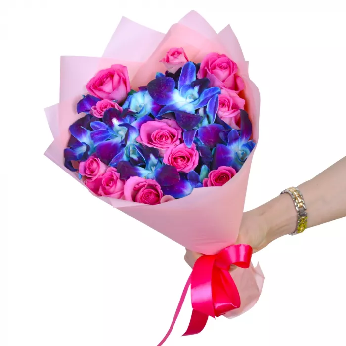 Букет из синих орхидей и розовых роз «Сансет»