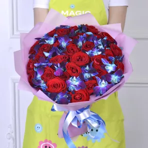 Букет из синих орхидей и красных роз «Magic Flower»