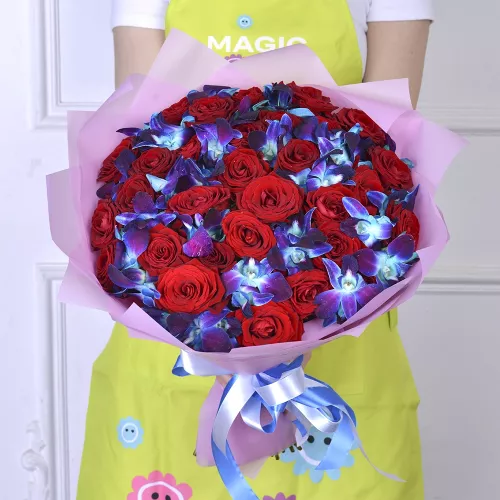 Букет из синих орхидей и красных роз «Magic Flower»