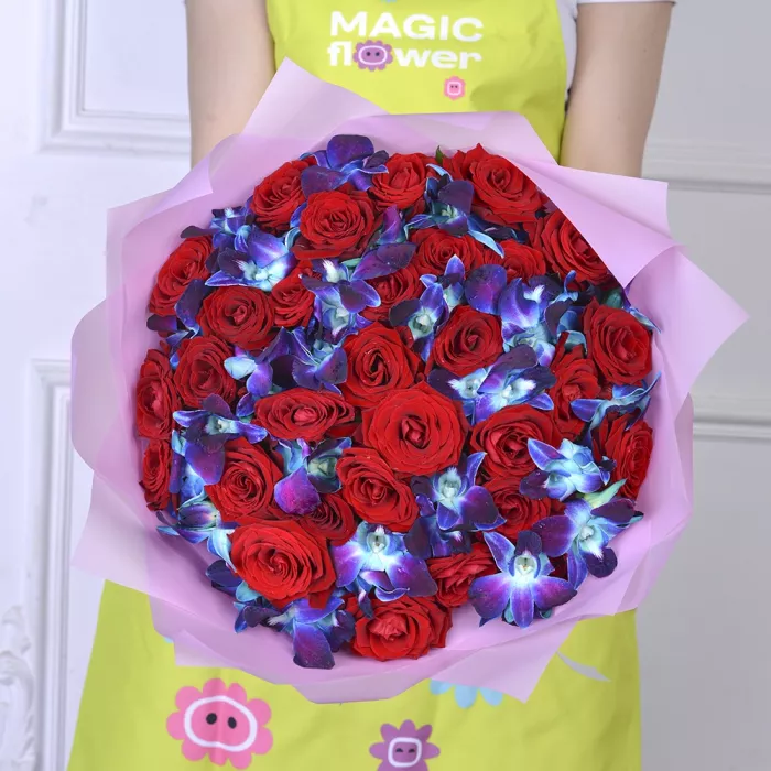 Букет из синих орхидей и красных роз «Magic Flower»