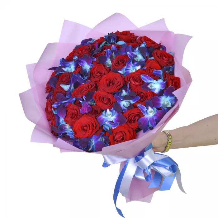 Букет из синих орхидей и красных роз «Magic Flower»