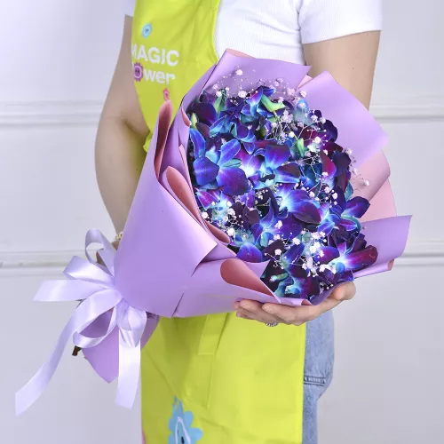 Букет из синих орхидей и гипсофил «Созвездия»