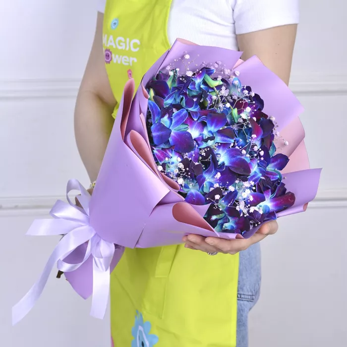 Букет из синих орхидей и гипсофил «Созвездия»