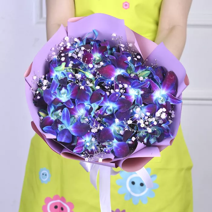 Букет из синих орхидей и гипсофил «Созвездия»