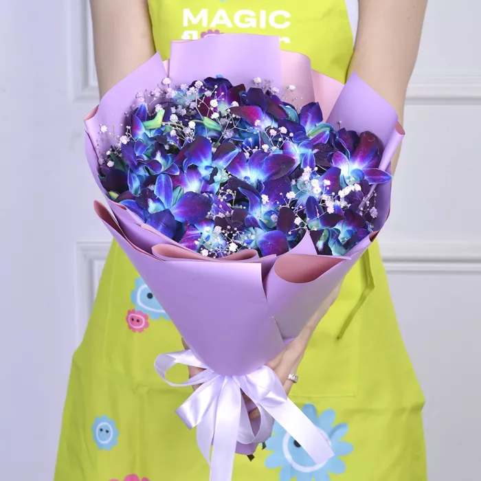 Букет из синих орхидей и гипсофил «Созвездия»