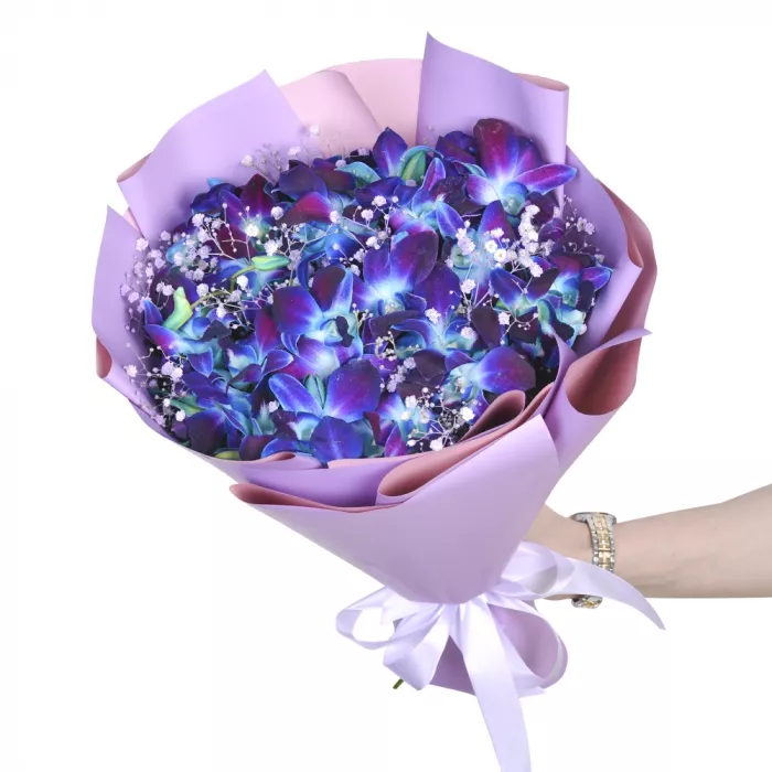 Букет из синих орхидей и гипсофил «Созвездия»
