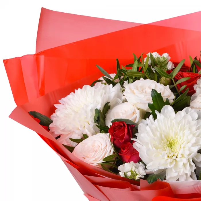 Букет с розами и белой хризантемой