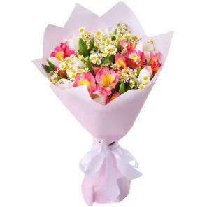 Букет с тюльпанами, альстромериями и танацетумом