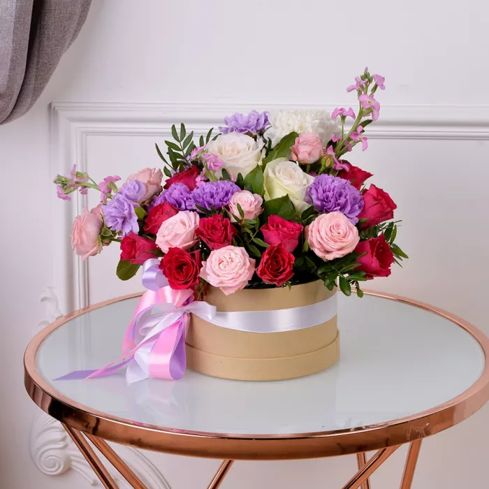 Букет с розами и гвоздиками в шляпной коробке