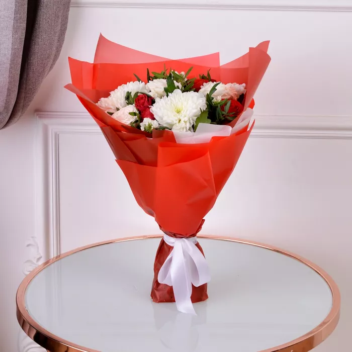 Букет с розами и белой хризантемой