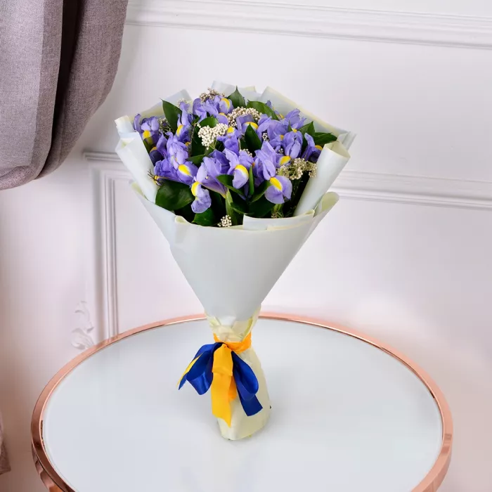 Букет с ирисами, озотамнусом и рускусом