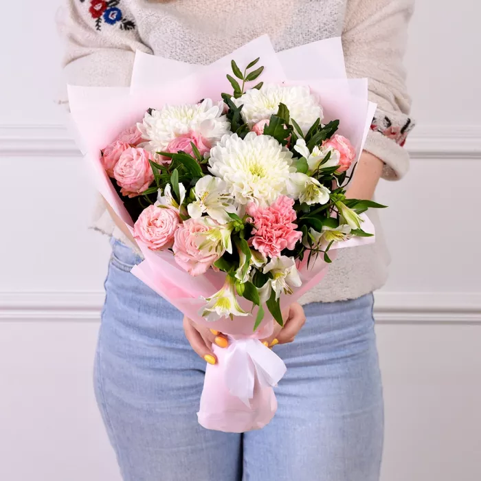 Букет с розой, хризантемой и пистацией