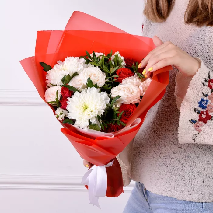 Букет с розами и белой хризантемой