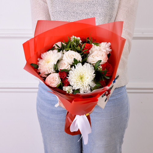 Букет с розами и белой хризантемой