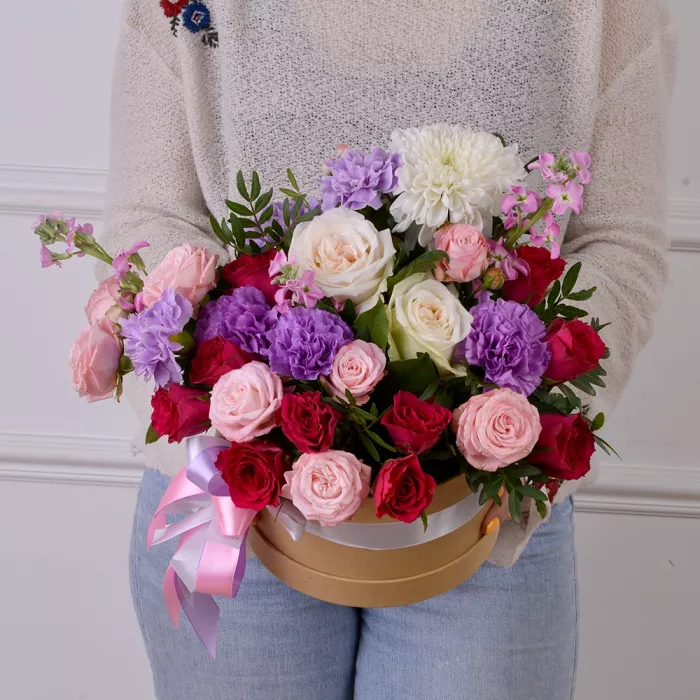 Букет с розами и гвоздиками в шляпной коробке