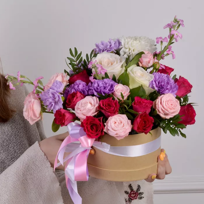 Букет с розами и гвоздиками в шляпной коробке