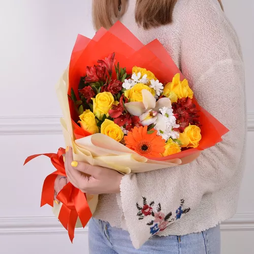 Букет шикарных цветов с розой, герберой и орхидеей