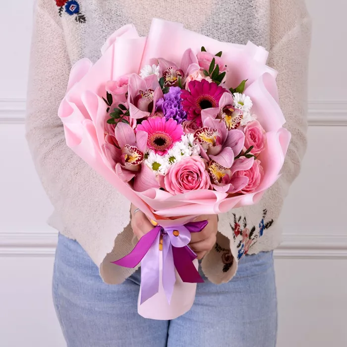 Букет с розой, герберой и орхидеей